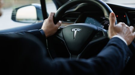 Tesla anunta masini mai ieftine, dupa ce a concediat peste 10% din angajati. Ce se intampla cu <span style='background:#EDF514'>MODEL</span>ul de 25.000 de dolari