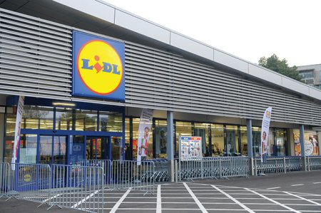 Dezvaluiri de la Lidl: Cat de departe sunt dis<span style='background:#EDF514'>PUSI</span> romanii sa mearga romanii sa gaseasca promotii si oferte