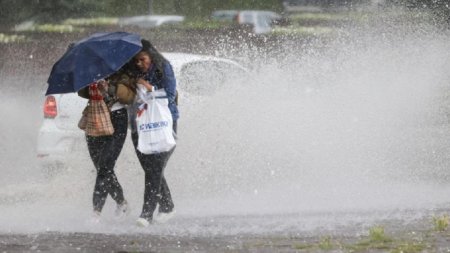 Cod portocaliu de vijelii si grindina in Caras-Severin si Timis