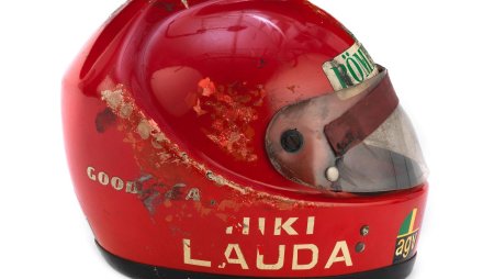 Casca arsa lui Niki Lauda in accidentul groaznic de la Nürbur<span style='background:#EDF514'>GRIN</span>g, din 1976, scoasa la licitatie. Pretul estimat