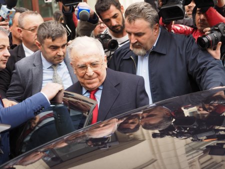 Petre Roman, Gelu Voican Voiculescu si Virgil Magureanu, citati pentru joi dimineata, la Parchetul General, in Dosarul Mineriadei. Ion <span style='background:#EDF514'>ILIESCU</span> ar putea fi audiat acasa, vineri