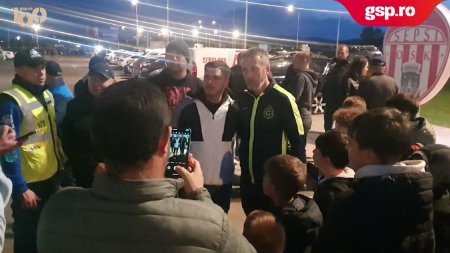 SEPSI - FCSB. Meme Stoica, inconjurat de suporteri in fata stadionului din Sfantu Gheorghe