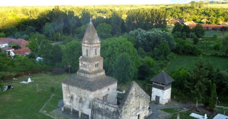 Biserica unica din Romania, care n-are pereche. E cea mai veche din tara noastra si are o <span style='background:#EDF514'>FRUMUSETE</span> aparte