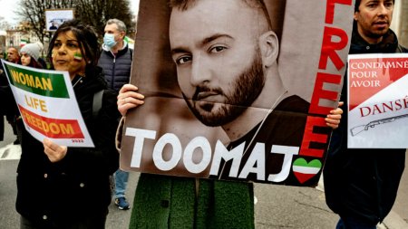 Rapperul iranian Toomaj Salehi, acuzat de faptul ca este inamicul lui Allah, a fost <span style='background:#EDF514'>CONDAMNAT LA MOARTE</span>