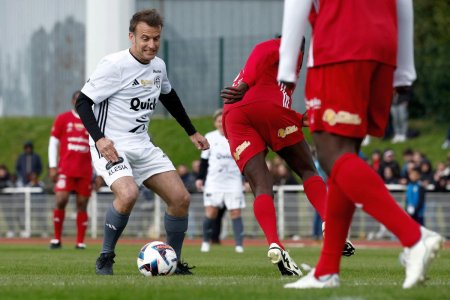 Emmanuel Macron a jucat un meci de fotbal in scop caritabil! Ce super<span style='background:#EDF514'>VEDET</span>e au evoluat