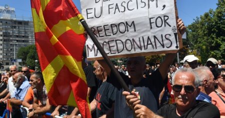 <span style='background:#EDF514'>CANDIDATUL</span> opozitiei conduce alegerile in Macedonia de Nord