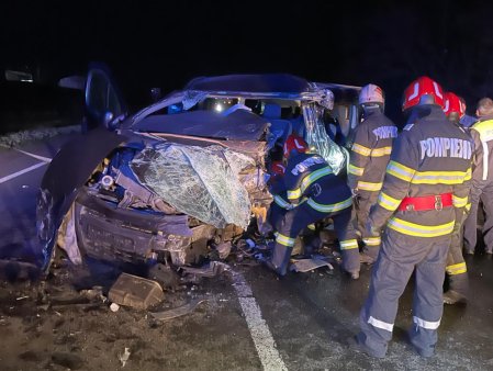 Accident grav in Cluj. <span style='background:#EDF514'>TREI</span> barbati, raniti dupa ce o masina si doua autoutilitare s-au ciocnit