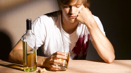 Consumul de alcool in randul tinerilor este alarmant, avertizeaza OMS. O amenintare pentru <span style='background:#EDF514'>SANATATEA</span> publica
