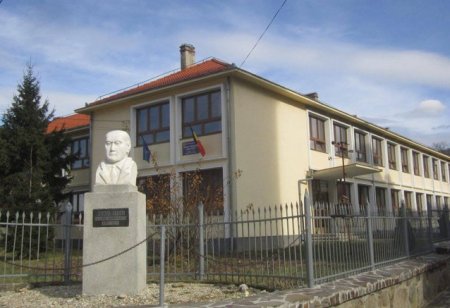 Sibiu: Sala de sport facuta din betonul unui baraj si cu banii stransi din vanzarea de sticle
