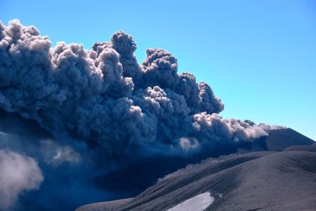 Vulcanul Ebeko din Insulele Kurile de Nord a aruncat o <span style='background:#EDF514'>COLOANA</span> de cenusa la o inaltime de 3 kilometri