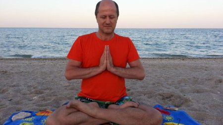 El este noul Bivolaru, intrat in vizorul politiei: Instructorul de yoga Eugen Mirtz, ridicat de mascati pentru ca ar fi abuzat opt persoane