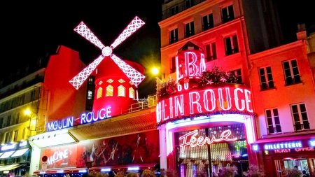 Aripile cabaretului Moulin Rouge s-au <span style='background:#EDF514'>PRABUSIT</span>. Si fatada a fost avariata | VIDEO