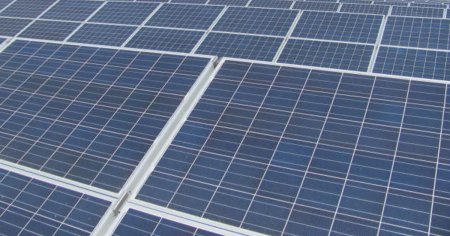 Parc fotovoltaic construit de o primarie pentru a-si reduce facturile la energie pentru cladiri si la sistemul de <span style='background:#EDF514'>SEMAFOR</span>izare