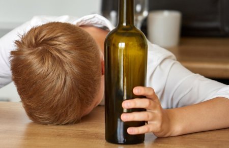 Alcool-ul si tigarile electronice fac ravagii printre copiii de 11-15 ani! OMS trage un semnal de alarma