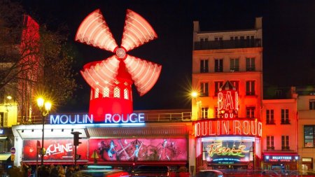 Soc la Paris: A cazut <span style='background:#EDF514'>MORI</span>sca de vant care decora cabaretul Moulin Rouge
