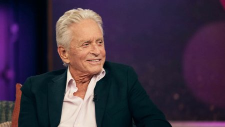 Cum reuseste Michael Douglas sa arate atat de bine la 80 de ani. Arata ca un barbat cu 20 de ani mai <span style='background:#EDF514'>TANA</span>r | FOTO