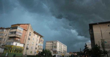 In <span style='background:#EDF514'>CARA</span>s Severin, furtuna de miercuri a luat tiglele de pe acoperis si a doborat un copac | VIDEO