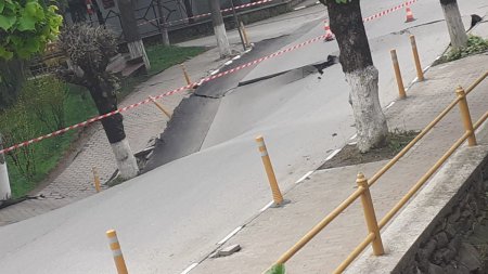 Situatie critica in Slanic Prahova: o strada s-a surpat pe o suprafata mare. ISU intervine chiar acum! Se ia in <span style='background:#EDF514'>CALCUL</span> evacuarea oamenilor