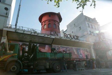 <span style='background:#EDF514'>MORI</span>sca de vant de deasupra celebrului cabaret Moulin Rouge din Paris a cazut