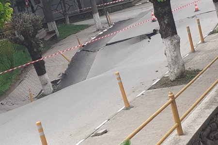 O strada din orasul Slanic s-a surpat. Primarul: Nu puteam lua ma<span style='background:#EDF514'>SURI</span>, pentru ca nu avem de unde sa stim ce este dedesubt