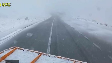 Ninge pe Transalpina. <span style='background:#EDF514'>DRUM</span>arii fac apel catre soferi: Nu va deplasati in zonele montane daca nu aveti autovehiculele echipate