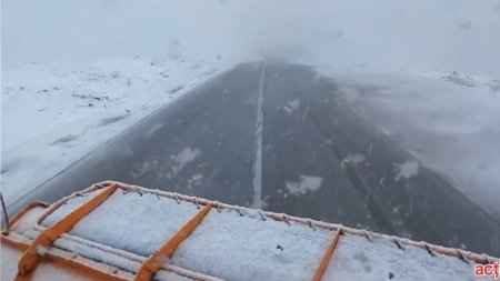 Ninge pe Transalpina. <span style='background:#EDF514'>DRUM</span>arii, apel la soferi: Nu va deplasati in zonele montane, daca nu aveti masinile echipate