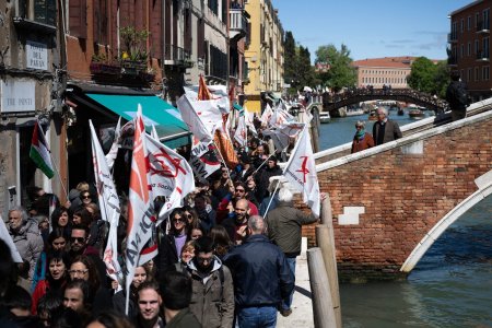 5 euro nu vor descuraja <span style='background:#EDF514'>OAMENII</span>. Proteste in Venetia, in prima zi in care a intrat in vigoare taxa de intrare in oras