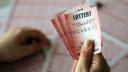 O femeie a castigat un milion de dolari dupa ce a gasit un bilet de loterie ascuns intr-o caserola. 