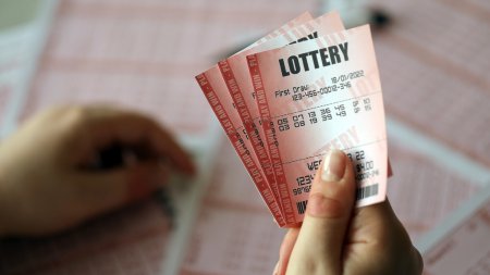 O femeie a castigat un milion de dolari dupa ce a gasit un bilet de loterie <span style='background:#EDF514'>ASCUNS</span> intr-o caserola. Habar nu aveam