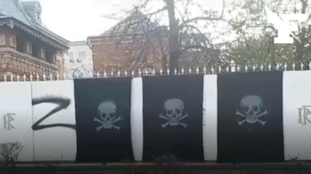 Capete de mort si simbolul invaziei ruse in <span style='background:#EDF514'>UCRAINA</span> au aparut pe gardul ambasadei Frantei din centrul Moscovei
