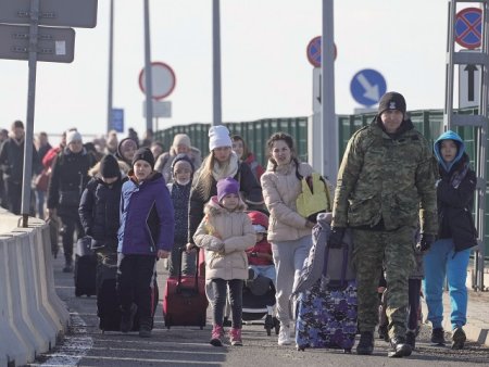 Trimisi la razboi. Zeci de mii de ucraineni, aflati in afara <span style='background:#EDF514'>TARI</span>i, nu vor putea obtine pasapoarte noi
