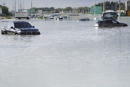 <span style='background:#EDF514'>SCHIMBARI</span>le climatice, cea mai probabila cauza pentru inundatiile din Oman si Emiratele Arabe Unite