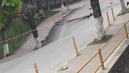 Ma<span style='background:#EDF514'>SURI</span> preventive luate de ISU dupa ce o strada s-a surpat la Slanic. Perimetrul de siguranta a fost extins