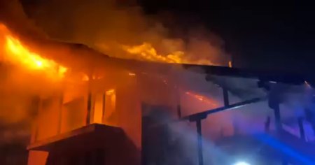 Incendiu violent, intr-o gospodarie din judetul Buzau, soldat cu ranirea unui barbat VIDEO