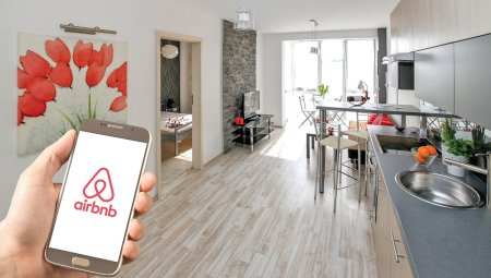 Cazarile Airbnb, pe care o platforma externa le estimeaza la 180 mil. euro, sunt o necunoscuta pentru ANAF si Ministerul <span style='background:#EDF514'>TURISMUL</span>ui. Cum face statul sa inchida ochii la o piata care creste cu 40%