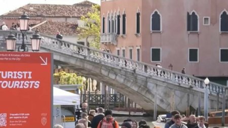 Cat este taxa pentru turistii care vor sa viziteze Venetia. Scopul este reducerea <span style='background:#EDF514'>TURISMULUI</span> excesiv
