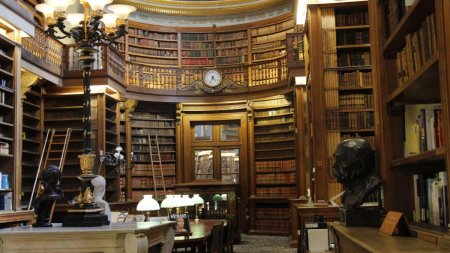 Alerta la Biblioteca Nationala a Frantei! <span style='background:#EDF514'>PATRU</span> carti ar putea contine arsenic