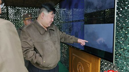 Coreea de Nord a testat o noua arma, sub privirile lui Kim Jong Un. 
