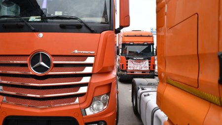 Atentionare de <span style='background:#EDF514'>CALATORIE</span>. Ungaria interzice camioanele de mare tonaj pe 1 mai!