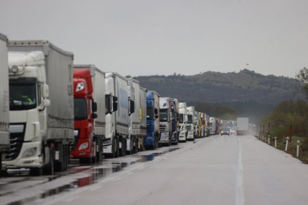<span style='background:#EDF514'>ATENTIONARE</span> MAE: Ungaria interzice camioanele de mare tonaj pe 1 mai