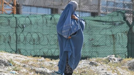 Povestea unei afgane casatorite la 10 ani, abuzata si fortata sa traiasca fara copii. Daca respiri, imi apartii