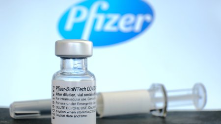 Un fot<span style='background:#EDF514'>BALI</span>st a dat in judecata Pfizer-Biontech, acuzand efecte adverse ale vaccinului anticovid: durerea este intensa