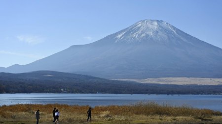 Un oras din Japonia va bloca privelistea <span style='background:#EDF514'>MUNTE</span>lui Fuji pentru turistii problematici
