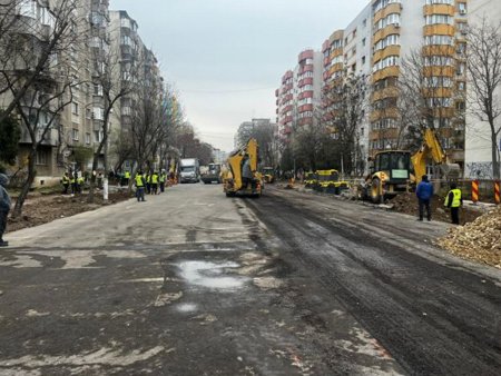 Armate de muncitori au navalit pe o strada din Sectorul 5. I-au schimbat aspectul intr-un timp record