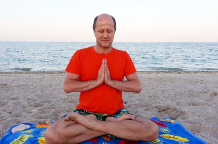 Eugen Mirtz, instructor de yoga din B<span style='background:#EDF514'>UCURESTI</span>, retinut de DIICOT, alaturi de alti patru inculpati. El este acuzat de viol si trafic de persoane