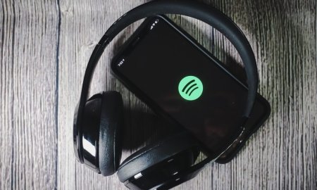 Spotify si Apple con<span style='background:#EDF514'>TINU</span>a disputa