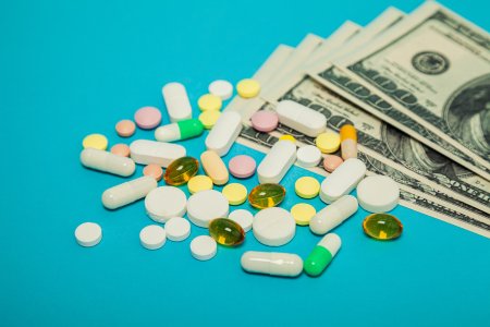 Care sunt cele mai scumpe medicamente din <span style='background:#EDF514'>LUME</span>