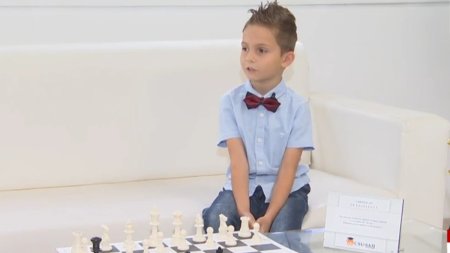 El este Aaron, baiatul de sapte ani care va reprezenta Romania la Campionatul Mondial de Sah