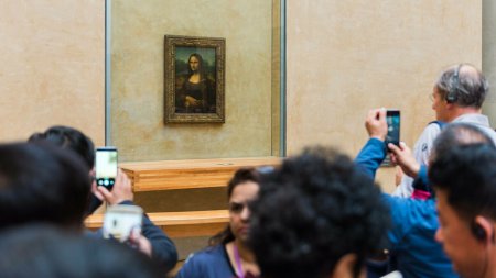 Motivul pentru care muzeul Luvru vrea sa mute Mona Lisa in alta sala. Ar putea pune capat dez<span style='background:#EDF514'>AMAG</span>irii