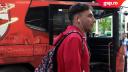 DINAMO - FC VOLUNTARI » Cainii rosii incurajati de fani la sosirea autocarului la stadion: Hai baietii, capul sus, vrem victorie